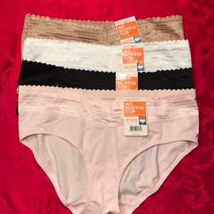 Warner’s Set of 4 underwear NWT